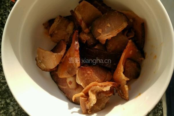 卷心菜炒腊肉的做法图解2
