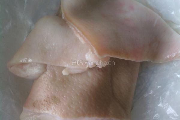 芹菜炒猪皮的做法图解1