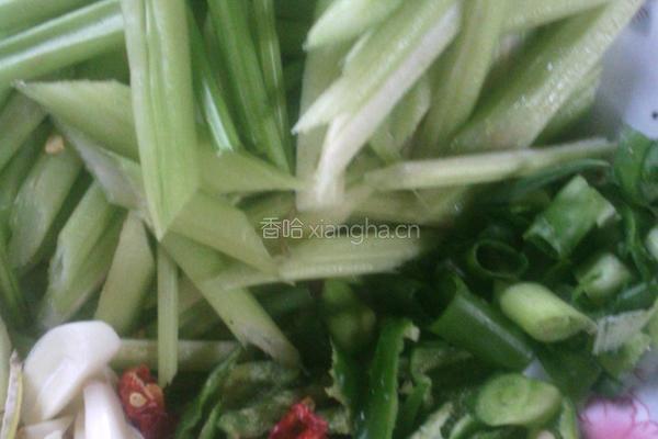芹菜炒猪皮的做法图解3