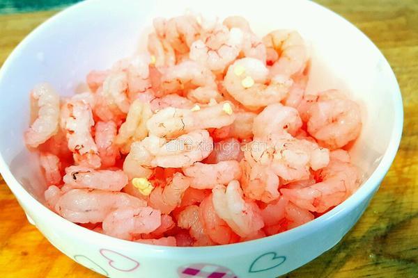 青豆炒虾仁的做法图解1
