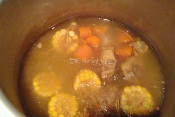 胡萝卜玉米虫草花肉骨头汤的做法图解4