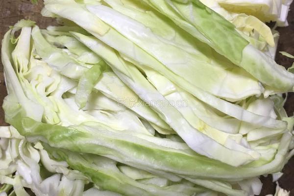 卷心菜炒肉丝的做法图解1
