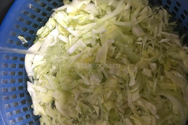卷心菜炒肉丝的做法图解2