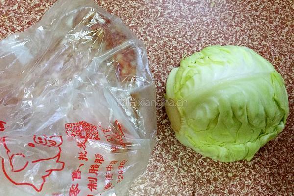 卷心菜炒腊肠的做法图解1