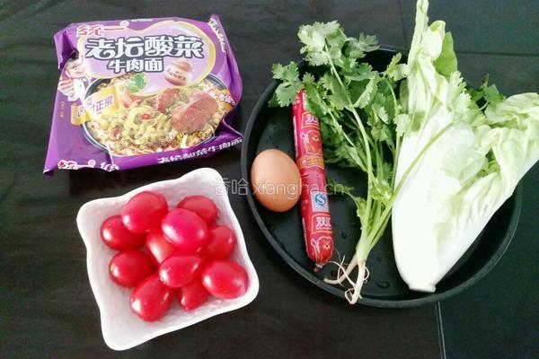 圣女果蔬老坛酸菜方便面的做法图解1