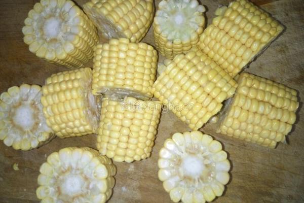 胡萝卜玉米排骨汤的做法图解4