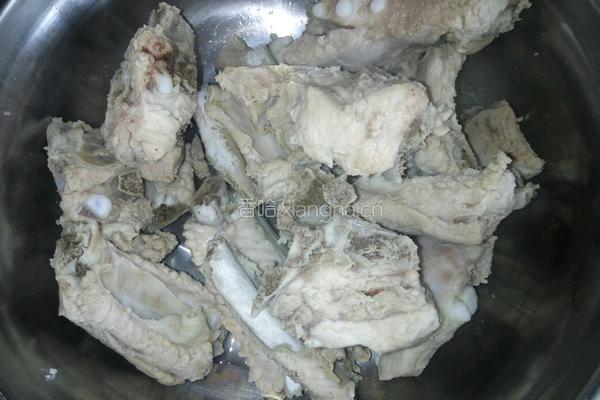 胡萝卜玉米排骨汤的做法图解6