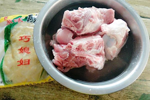 猪大骨炖酸菜的做法图解1