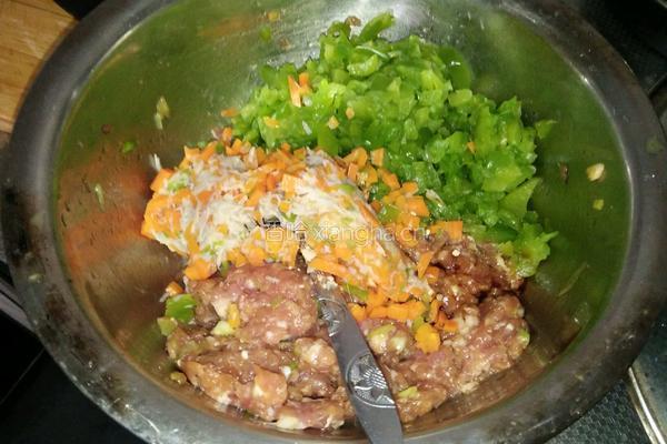 猪肉青椒包子的做法图解3