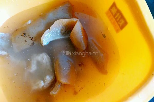 凉拌猪皮的做法图解1