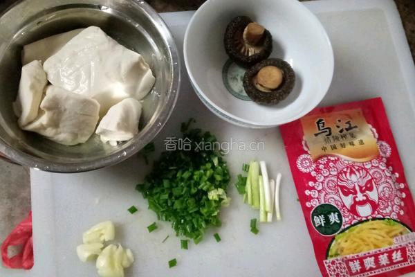 榨菜焖豆腐的做法图解1