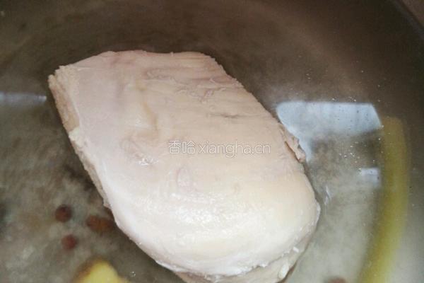 鸡胸肉西兰花竹荪汤的做法图解1