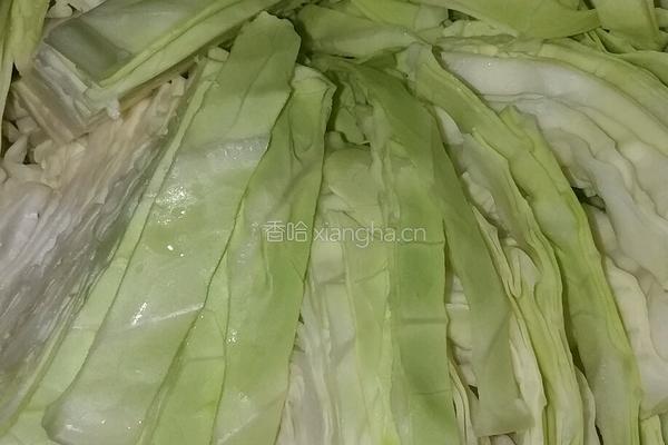 卷心菜腌肉炒饼丝的做法图解2