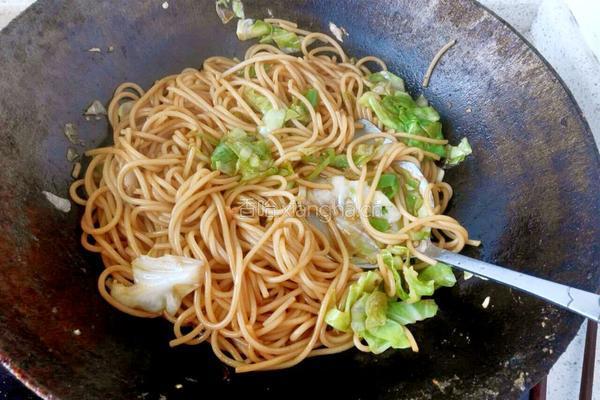 卷心菜炒面的做法图解4