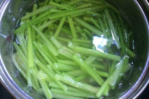 芹菜炒绿豆芽的做法图解3