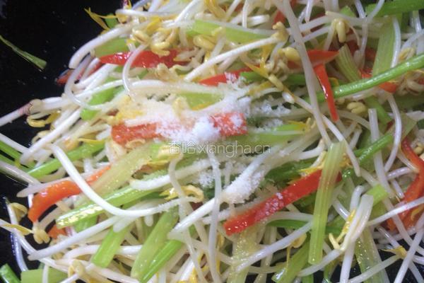 芹菜炒绿豆芽的做法图解9