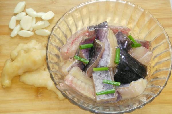 大蒜烧鲢鱼的做法图解1