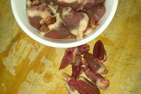 辣椒豆米炒鸡心的做法图解1