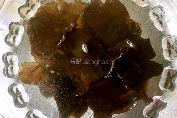 洋葱炒青椒木耳的做法图解1