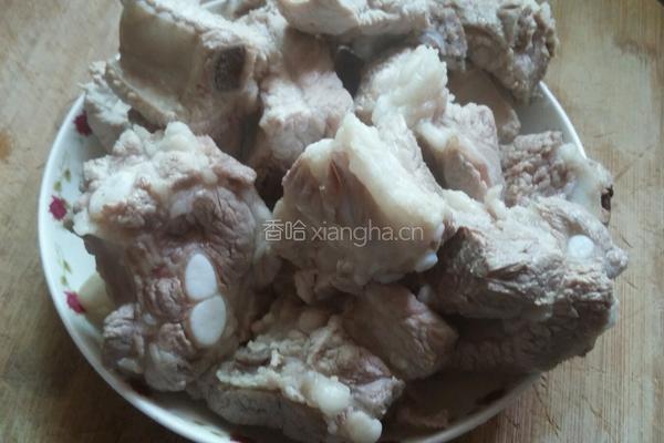 排骨炖萝卜的做法图解2