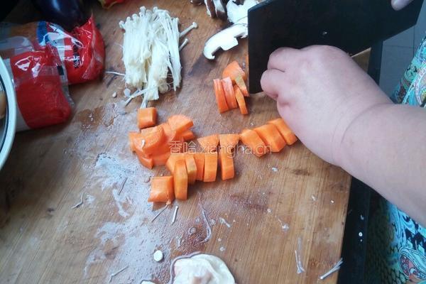 黄闷鸡土豆粉的做法图解2