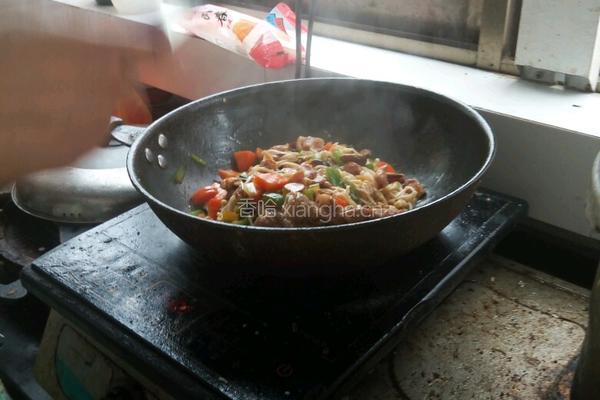 黄闷鸡土豆粉的做法图解4