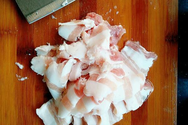 蒜苗回锅肉的做法图解1