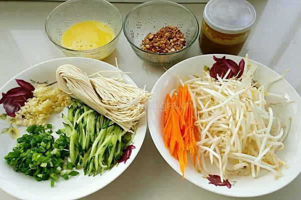 芝香绿豆芽拌面的做法图解1