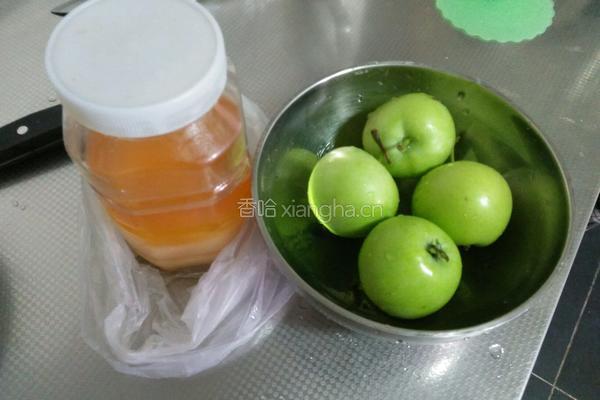 青苹果蜂蜜汁的做法图解1