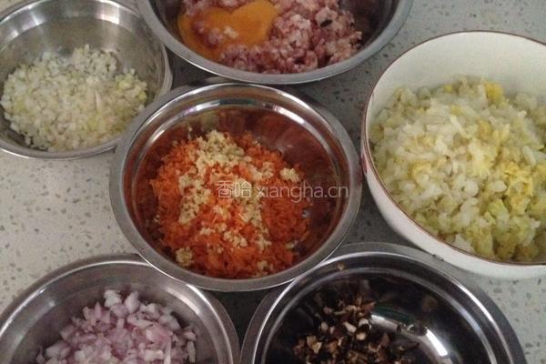 白菜猪肉饺子的做法图解2