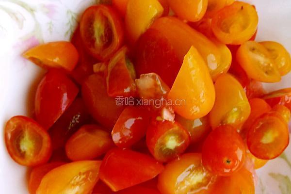 圣女果鸡蛋拌面的做法图解1
