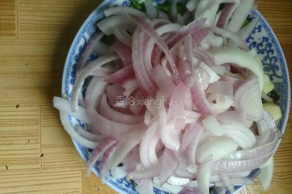 洋葱炒肉的做法图解1