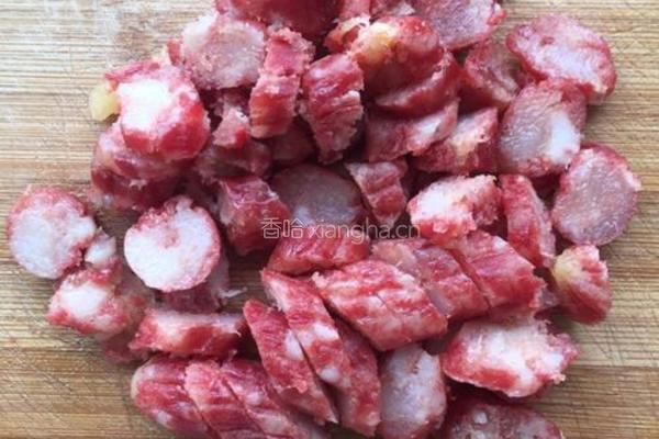 荷兰豆炒腊肠的做法图解1