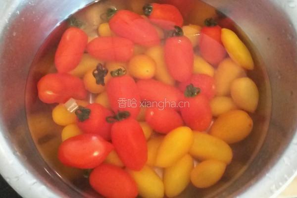 糖拌圣女果的做法图解1
