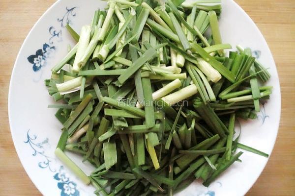 韭菜炒绿豆牙的做法图解2