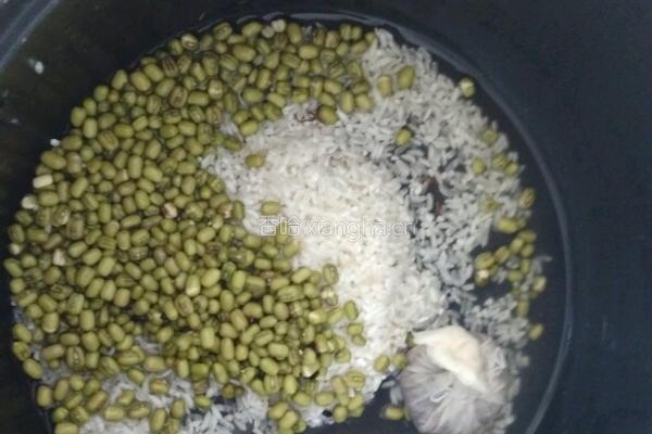 金银花绿豆红糖粥的做法图解4
