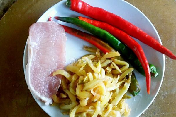 杭椒榨菜炒肉丝的做法图解1