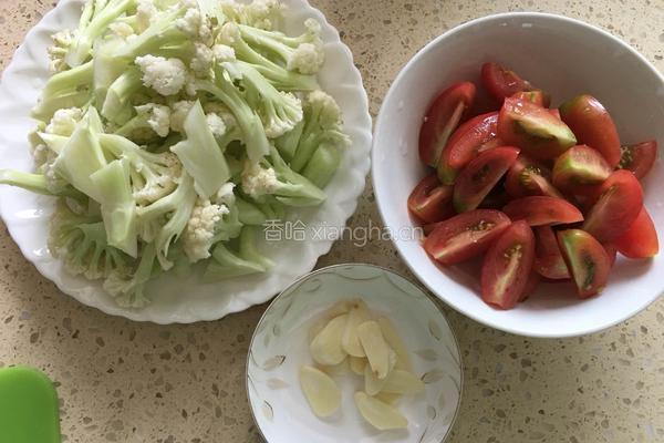 圣女果炒菜花的做法图解1