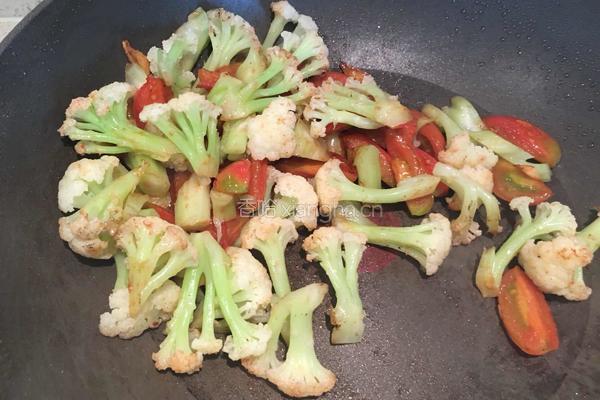 圣女果炒菜花的做法图解5
