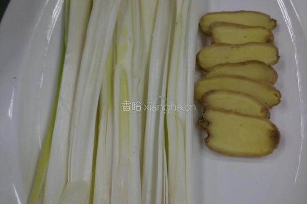 碧绿葱烧海参的做法图解1