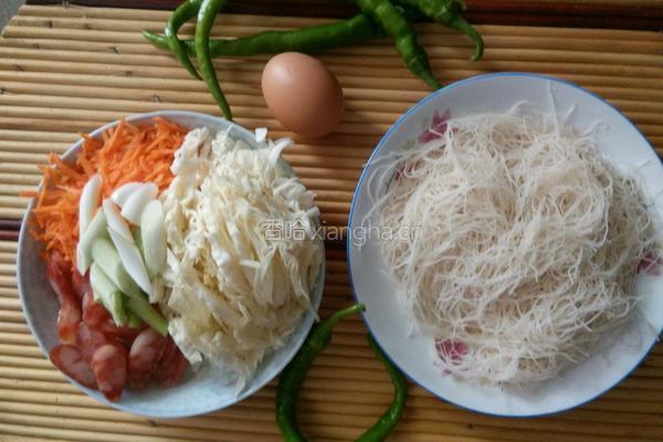 卷心菜炒粉丝的做法图解2