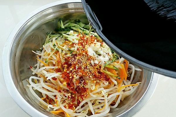 凉拌绿豆芽的做法图解9