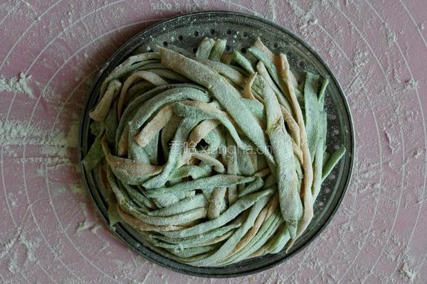 肉酱彩色手擀面的做法图解7