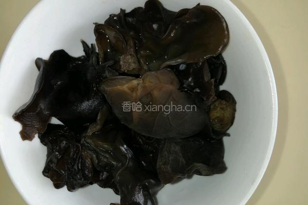 彩椒木耳炒鸡蛋的做法图解2