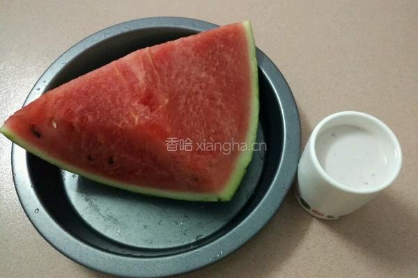 西瓜奶昔（蓝莓酸奶味）的做法图解1
