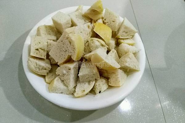 卷心菜炒馒头块的做法图解1