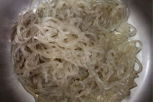胡萝卜粉条的做法图解1