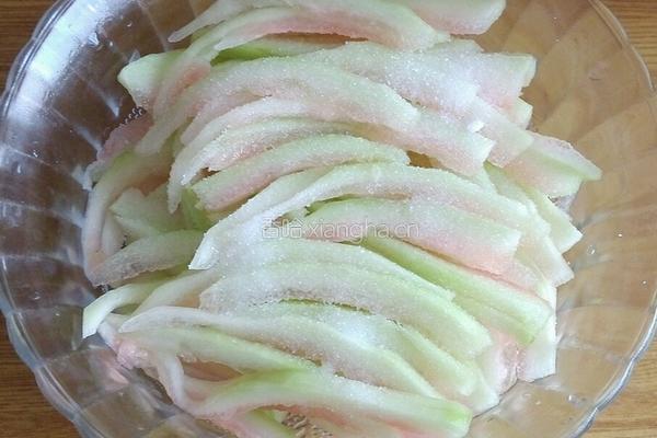 凉拌瓜皮的做法图解2