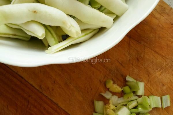 土豆炖豆角的做法图解2