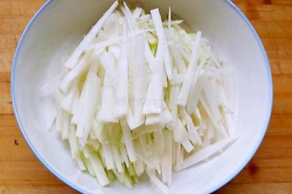 素炒白萝卜条的做法图解2